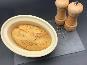 4-Placer les lobes de foie gras dans la terrine-Recette de Foie Gras Cuit en Terrine à l'Armagnac et aux figues-Famille Gomer-Gers